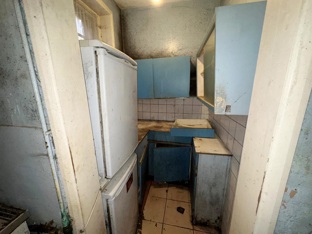 Lot: 16 - GARDEN FLAT FOR REPAIR AND REFURBISHMENT - Utility room off kitchen